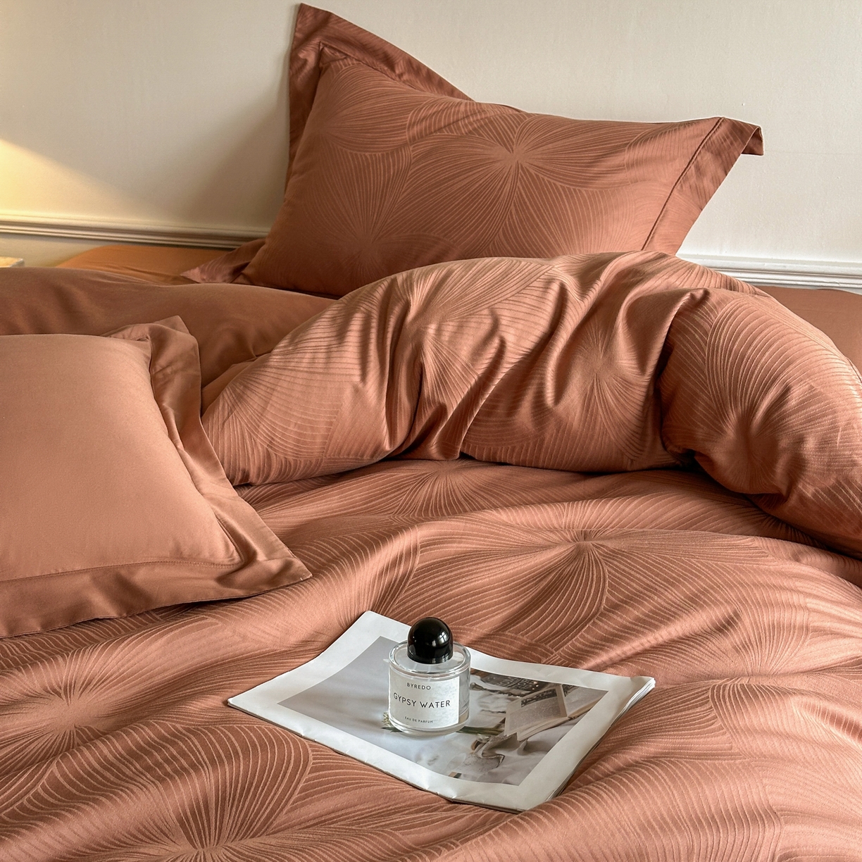 91家纺网 家纺一手货源 找家纺 禾时 2025新款全棉厚织浮雕提花埋绳工艺款四件套 烟火星辰（咖）