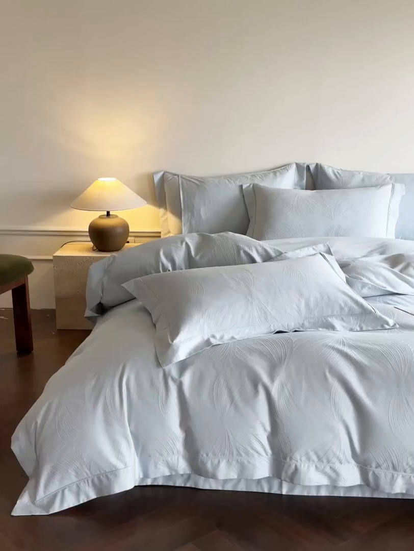 91家纺网 家纺一手货源 找家纺 禾时 2025新款全棉厚织浮雕提花埋绳工艺款四件套 烟火星辰（浅兰）