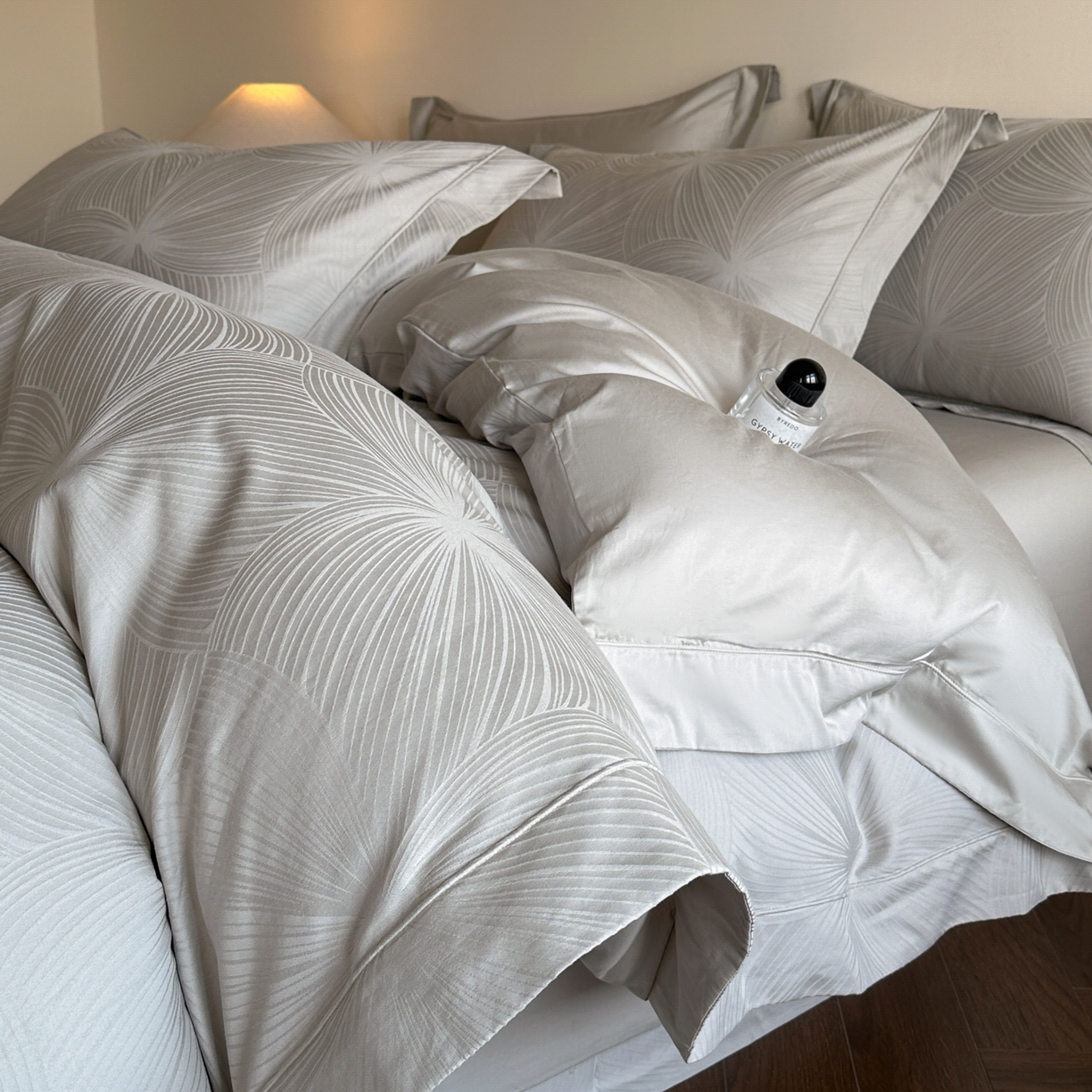 91家纺网 家纺一手货源 找家纺 禾时 2025新款全棉厚织浮雕提花埋绳工艺款四件套 烟火星辰（浅灰）