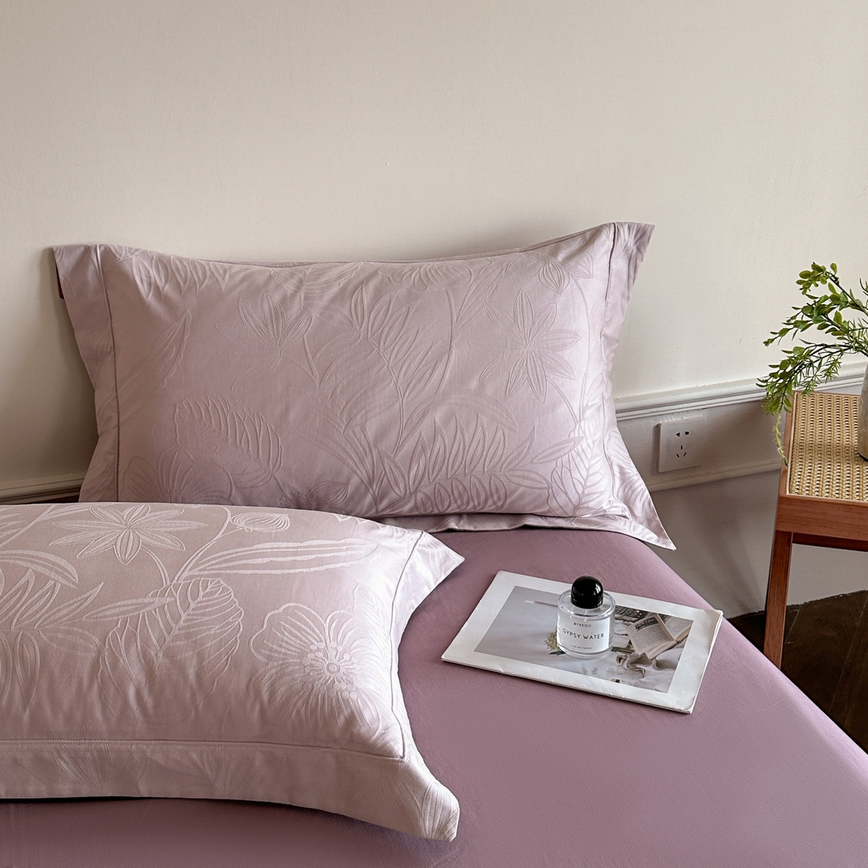 91家纺网 家纺一手货源 找家纺 禾时 2025新款全棉厚织浮雕提花埋绳工艺款四件套 陌上花开（紫）