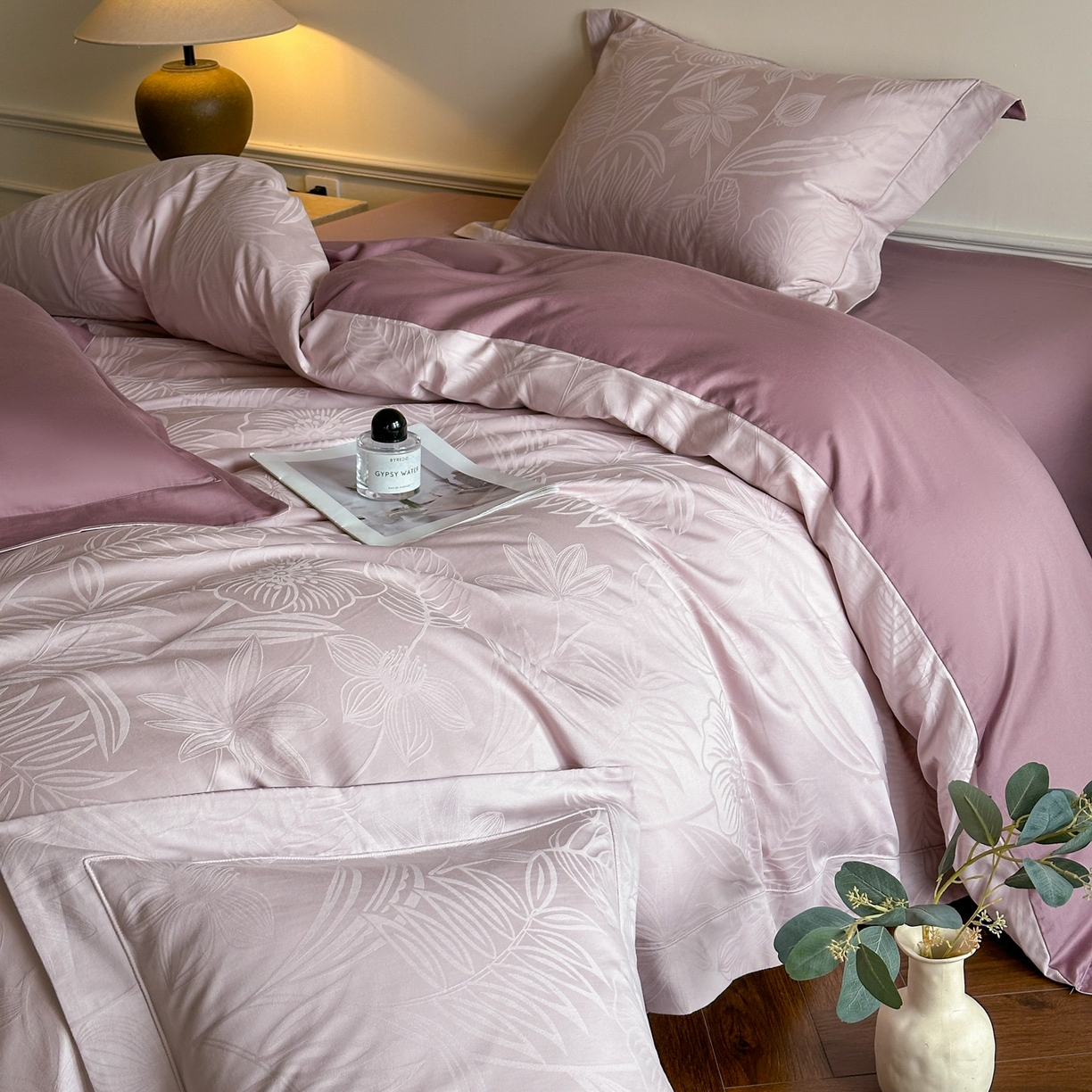 91家纺网 家纺一手货源 找家纺 禾时 2025新款全棉厚织浮雕提花埋绳工艺款四件套 陌上花开（紫）