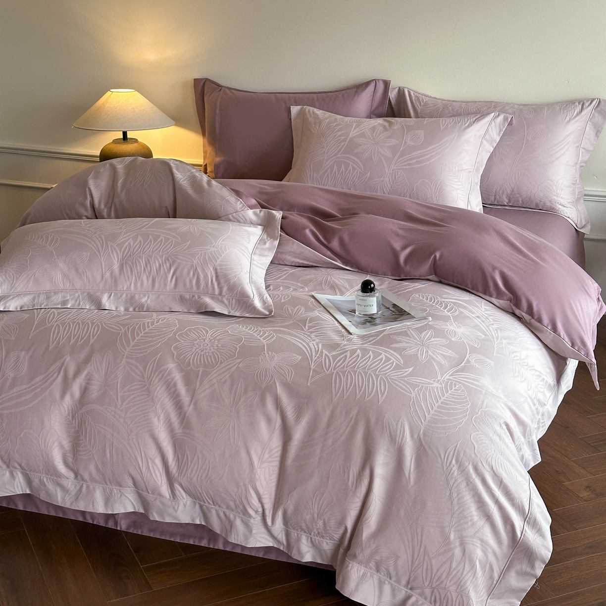 91家纺网 家纺一手货源 找家纺 禾时 2025新款全棉厚织浮雕提花埋绳工艺款四件套 陌上花开（紫）