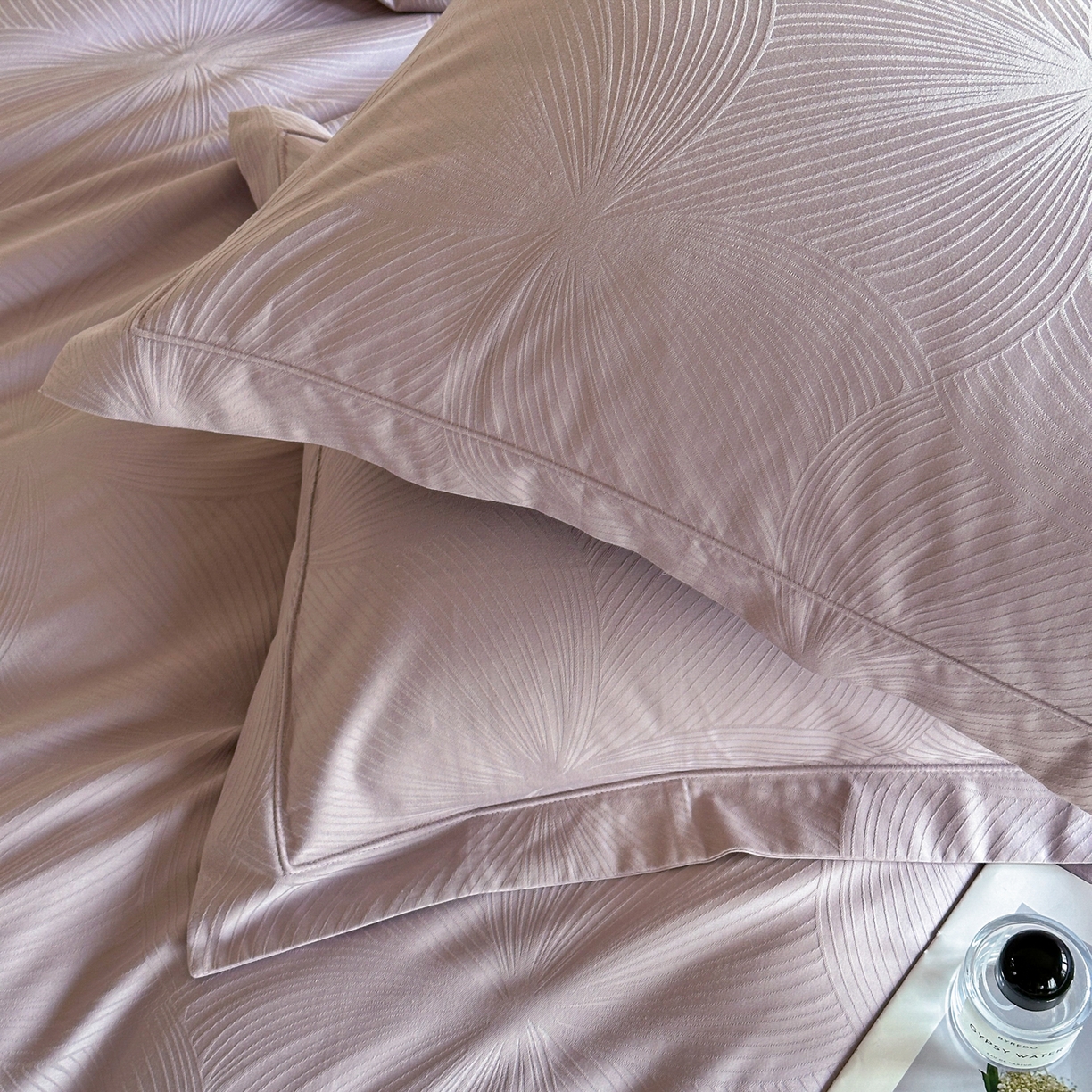 91家纺网 家纺一手货源 找家纺 禾时 2025新款全棉厚织浮雕提花埋绳工艺款四件套 烟火星辰（粉）