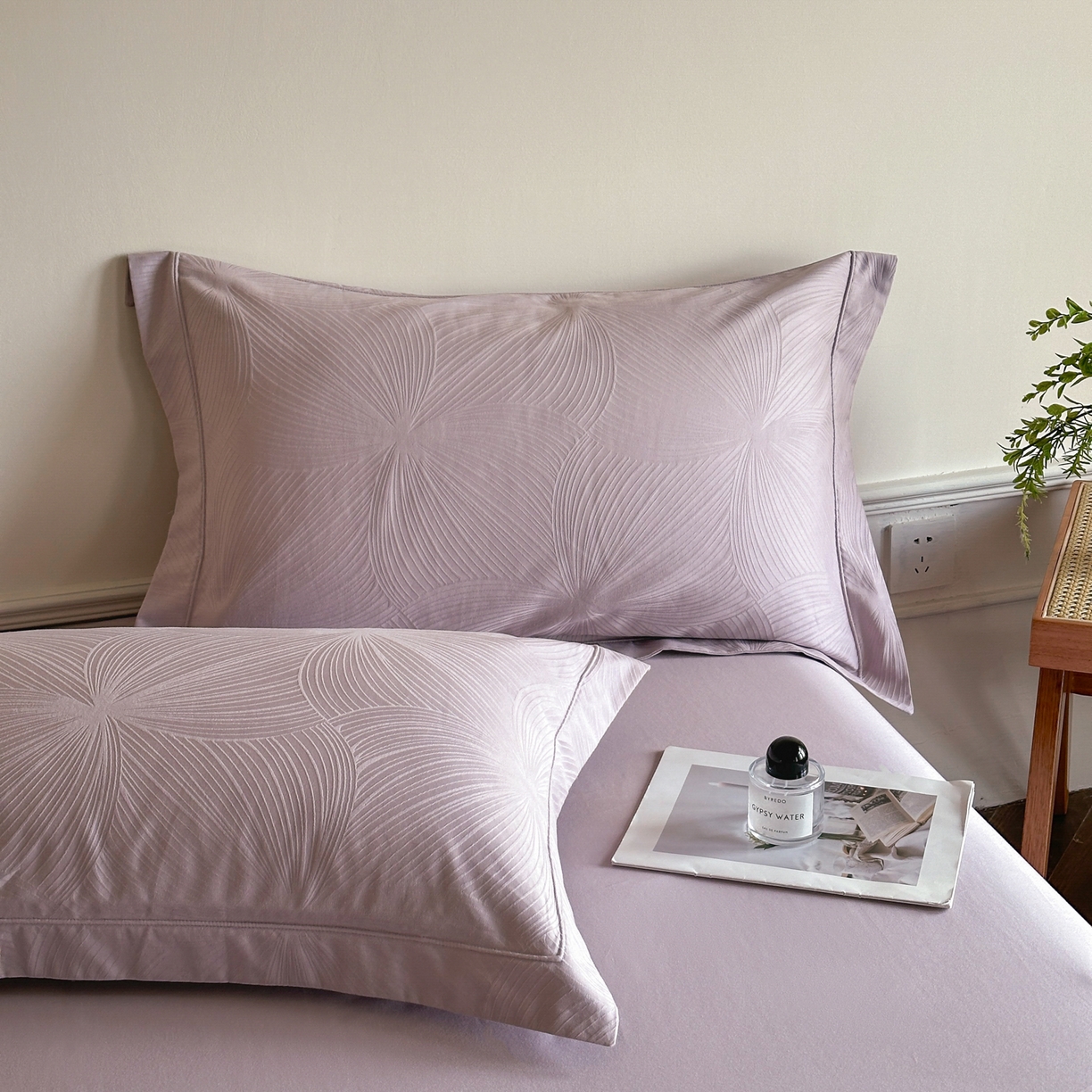 91家纺网 家纺一手货源 找家纺 禾时 2025新款全棉厚织浮雕提花埋绳工艺款四件套 烟火星辰（粉）