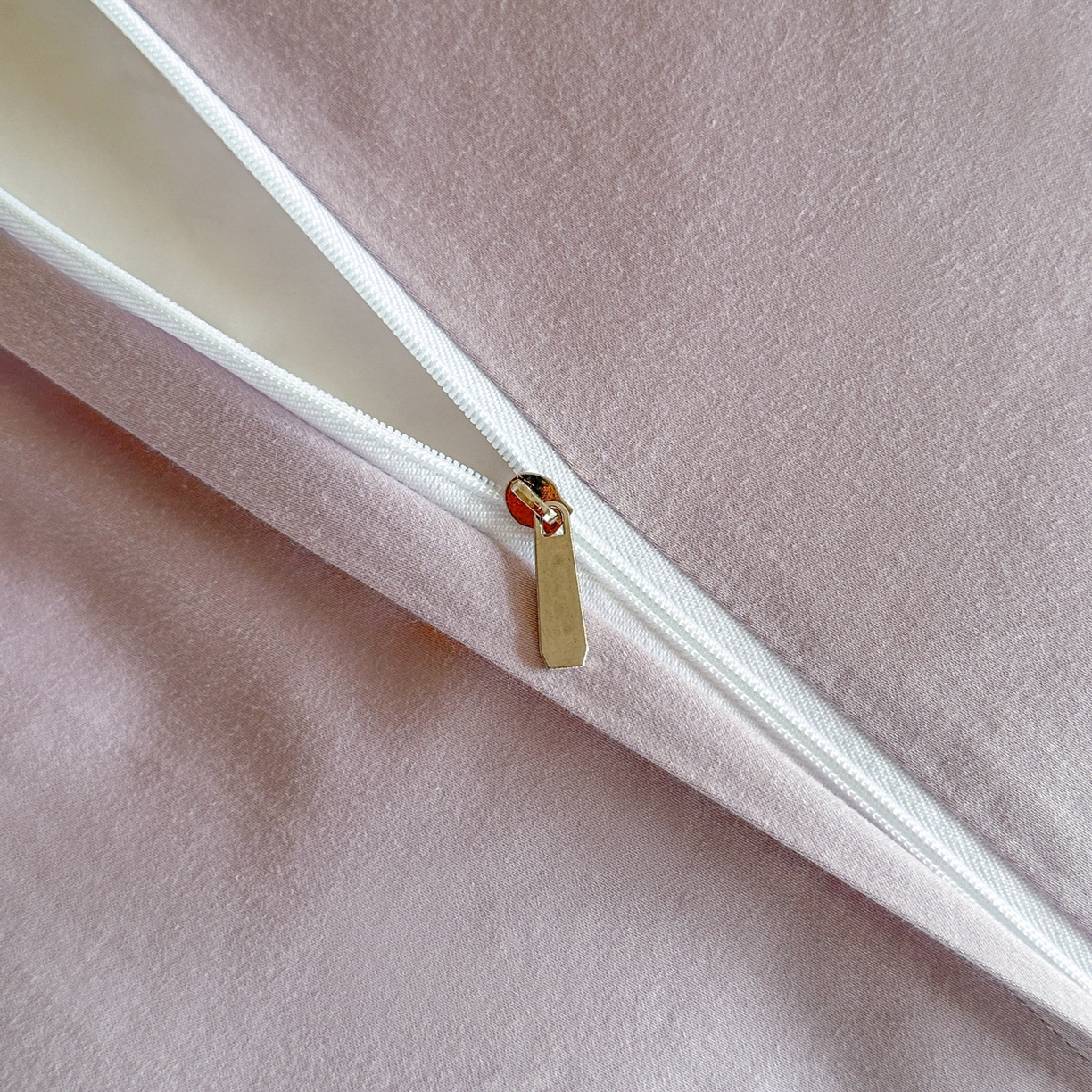 91家纺网 家纺一手货源 找家纺 禾时 2025新款全棉厚织浮雕提花埋绳工艺款四件套 烟火星辰（粉）