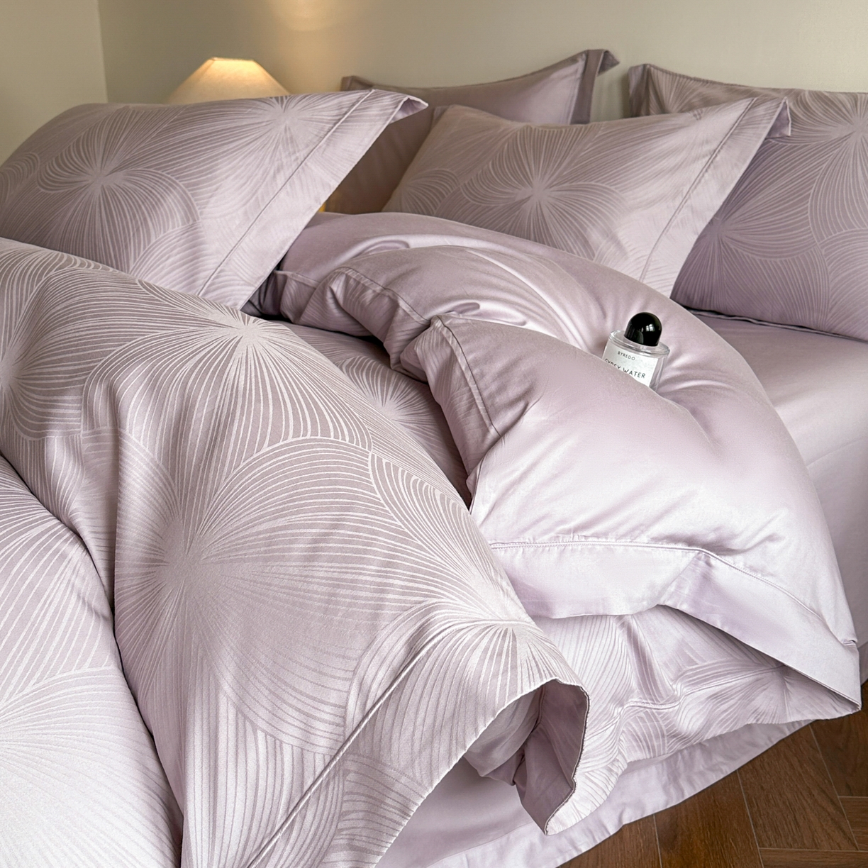 91家纺网 家纺一手货源 找家纺 禾时 2025新款全棉厚织浮雕提花埋绳工艺款四件套 烟火星辰（粉）