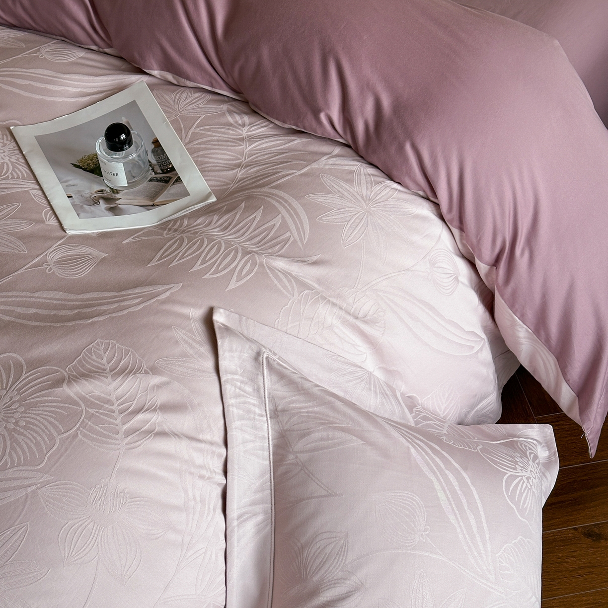 91家纺网 家纺一手货源 找家纺 禾时 2025新款全棉厚织浮雕提花埋绳工艺款四件套 陌上花开（紫）