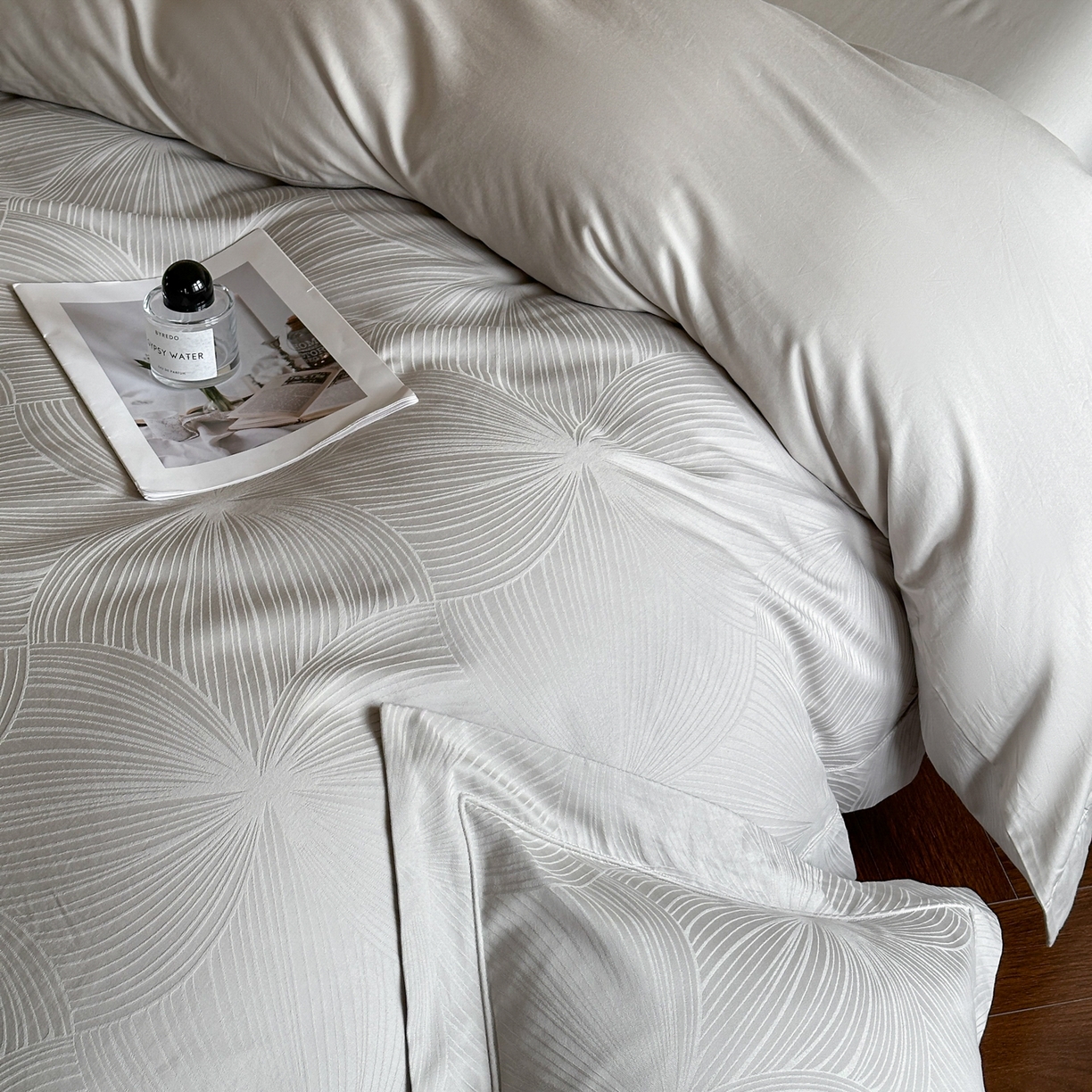 91家纺网 家纺一手货源 找家纺 禾时 2025新款全棉厚织浮雕提花埋绳工艺款四件套 烟火星辰（浅灰）