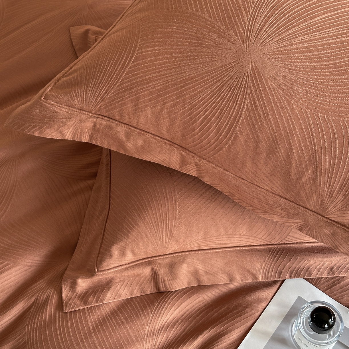 91家纺网 家纺一手货源 找家纺 禾时 2025新款全棉厚织浮雕提花埋绳工艺款四件套 烟火星辰（咖）