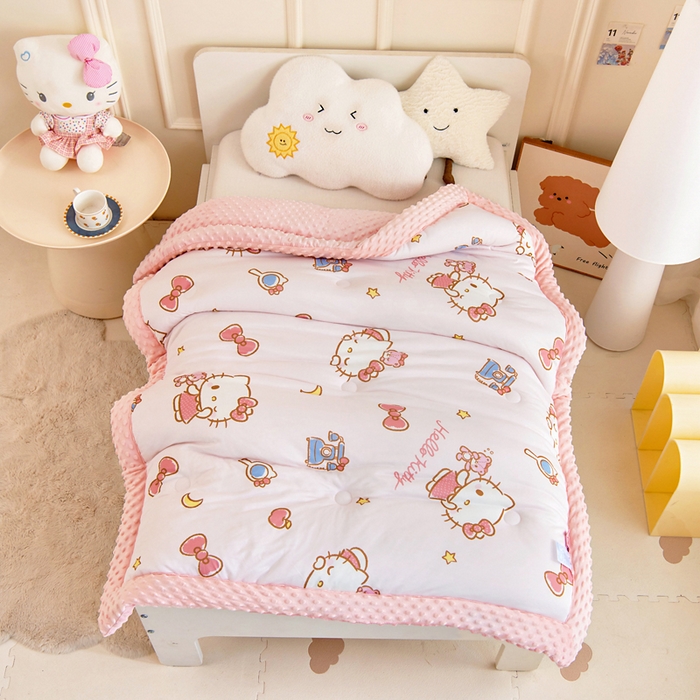 91家纺网 家纺一手货源 找家纺 乐秀家纺 2025新款A类三丽鸥针织棉豆豆被 带激光防伪吊牌 爱美KT