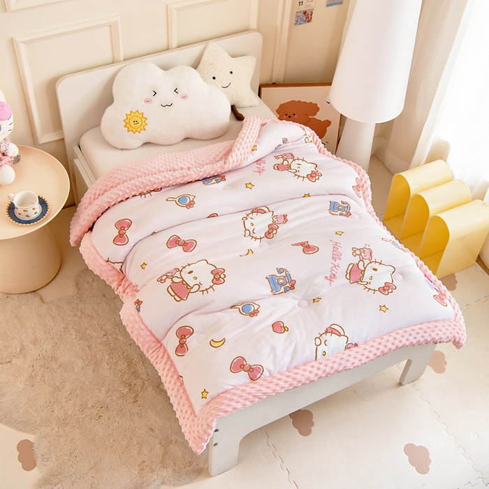 91家纺网 家纺一手货源 找家纺 乐秀家纺 2025新款A类三丽鸥针织棉豆豆被 带激光防伪吊牌 爱美KT