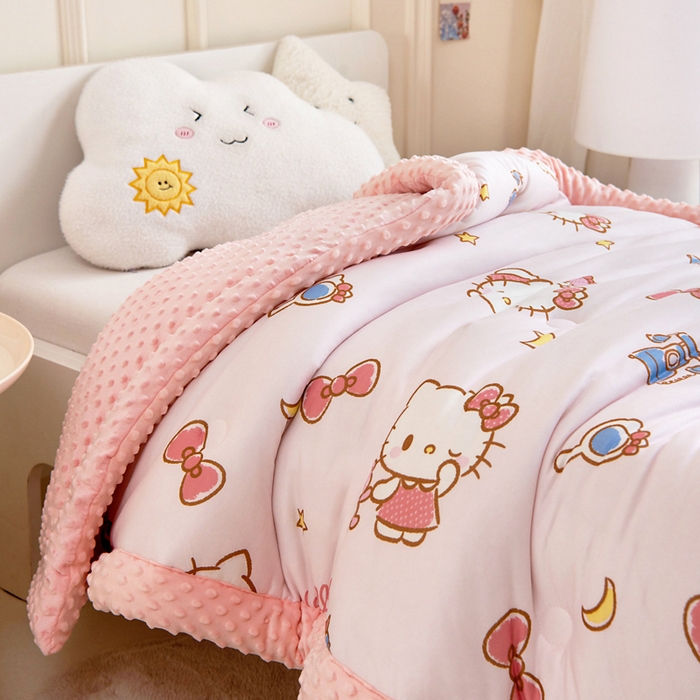 91家纺网 家纺一手货源 找家纺 乐秀家纺 2025新款A类三丽鸥针织棉豆豆被 带激光防伪吊牌 爱美KT