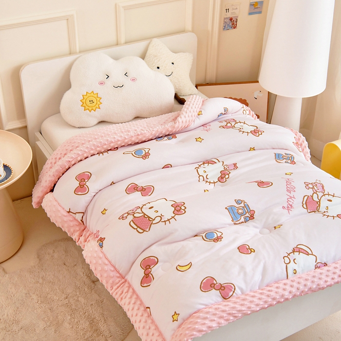 91家纺网 家纺一手货源 找家纺 乐秀家纺 2025新款A类三丽鸥针织棉豆豆被 带激光防伪吊牌 爱美KT