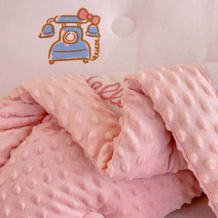 91家纺网 家纺一手货源 找家纺 乐秀家纺 2025新款A类三丽鸥针织棉豆豆被 带激光防伪吊牌 爱美KT