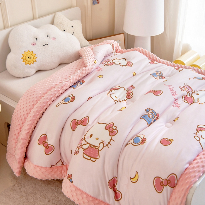 91家纺网 家纺一手货源 找家纺 乐秀家纺 2025新款A类三丽鸥针织棉豆豆被 带激光防伪吊牌 爱美KT