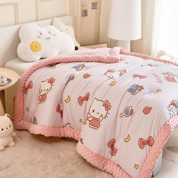 91家纺网 家纺一手货源 找家纺 乐秀家纺 2025新款A类三丽鸥针织棉豆豆被 带激光防伪吊牌 爱美KT