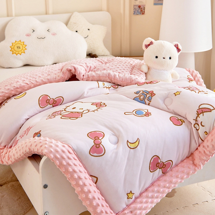 91家纺网 家纺一手货源 找家纺 乐秀家纺 2025新款A类三丽鸥针织棉豆豆被 带激光防伪吊牌 爱美KT