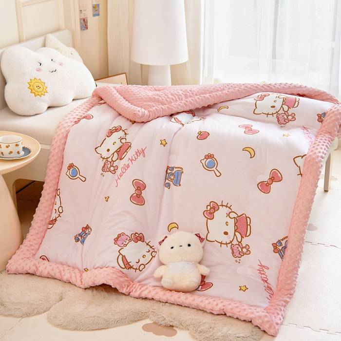 91家纺网 家纺一手货源 找家纺 乐秀家纺 2025新款A类三丽鸥针织棉豆豆被 带激光防伪吊牌 爱美KT