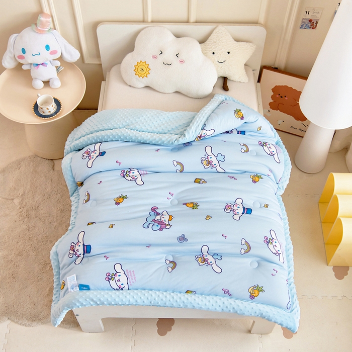 91家纺网 家纺一手货源 找家纺 乐秀家纺 2025新款A类三丽鸥针织棉豆豆被 带激光防伪吊牌 菠萝玉桂狗