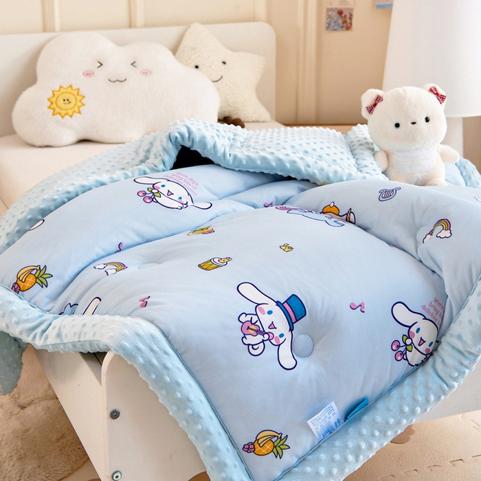 91家纺网 家纺一手货源 找家纺 乐秀家纺 2025新款A类三丽鸥针织棉豆豆被 带激光防伪吊牌 菠萝玉桂狗