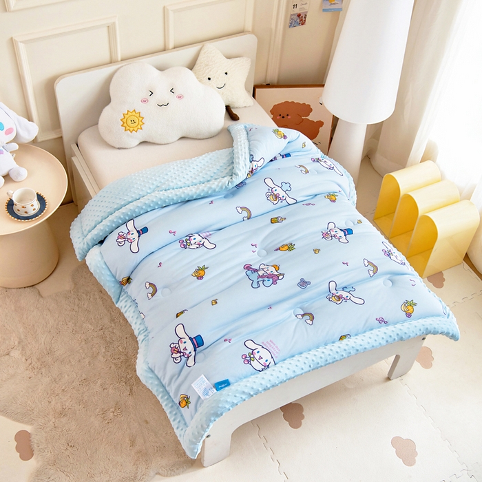 91家纺网 家纺一手货源 找家纺 乐秀家纺 2025新款A类三丽鸥针织棉豆豆被 带激光防伪吊牌 菠萝玉桂狗