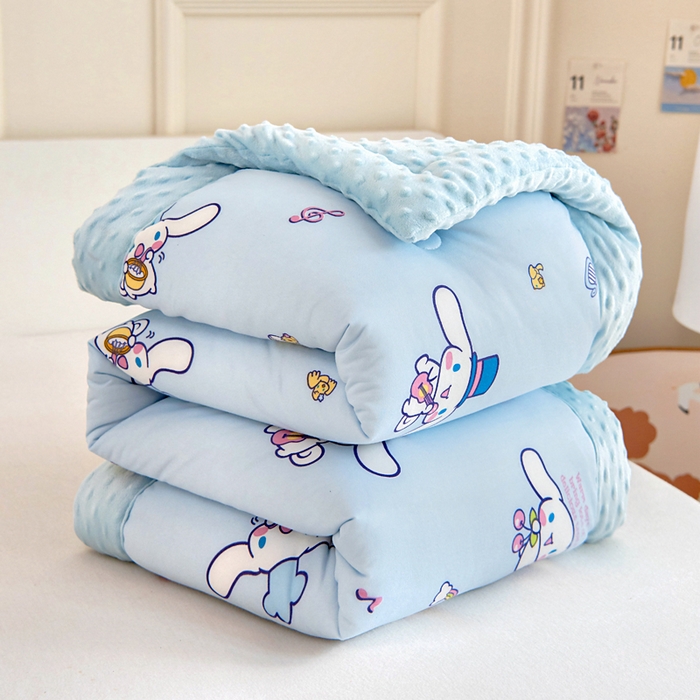 91家纺网 家纺一手货源 找家纺 乐秀家纺 2025新款A类三丽鸥针织棉豆豆被 带激光防伪吊牌 菠萝玉桂狗