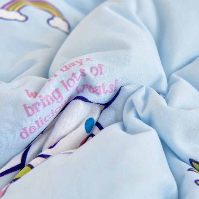 91家纺网 家纺一手货源 找家纺 乐秀家纺 2025新款A类三丽鸥针织棉豆豆被 带激光防伪吊牌 菠萝玉桂狗