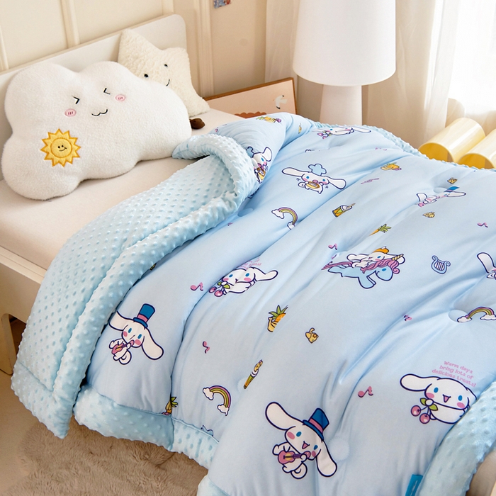 91家纺网 家纺一手货源 找家纺 乐秀家纺 2025新款A类三丽鸥针织棉豆豆被 带激光防伪吊牌 菠萝玉桂狗