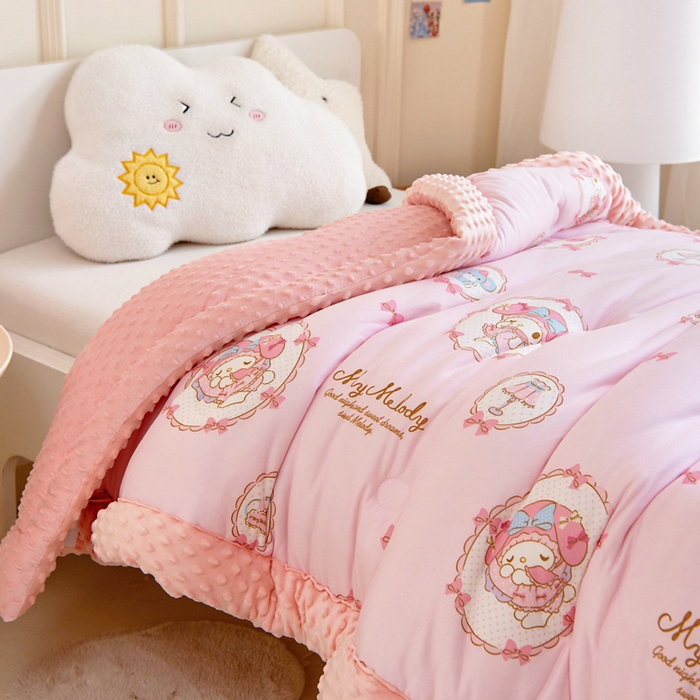 91家纺网 家纺一手货源 找家纺 乐秀家纺 2025新款A类三丽鸥针织棉豆豆被 带激光防伪吊牌 公主美乐蒂