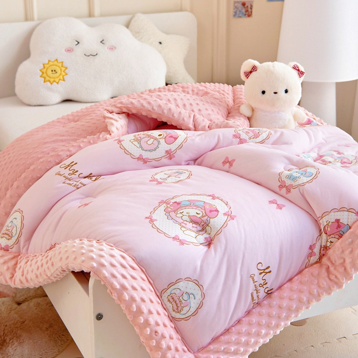 91家纺网 家纺一手货源 找家纺 乐秀家纺 2025新款A类三丽鸥针织棉豆豆被 带激光防伪吊牌 公主美乐蒂