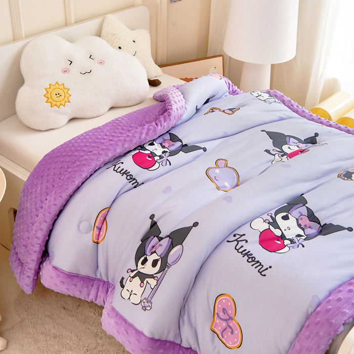 91家纺网 家纺一手货源 找家纺 乐秀家纺 2025新款A类三丽鸥针织棉豆豆被 带激光防伪吊牌 苹果库洛米