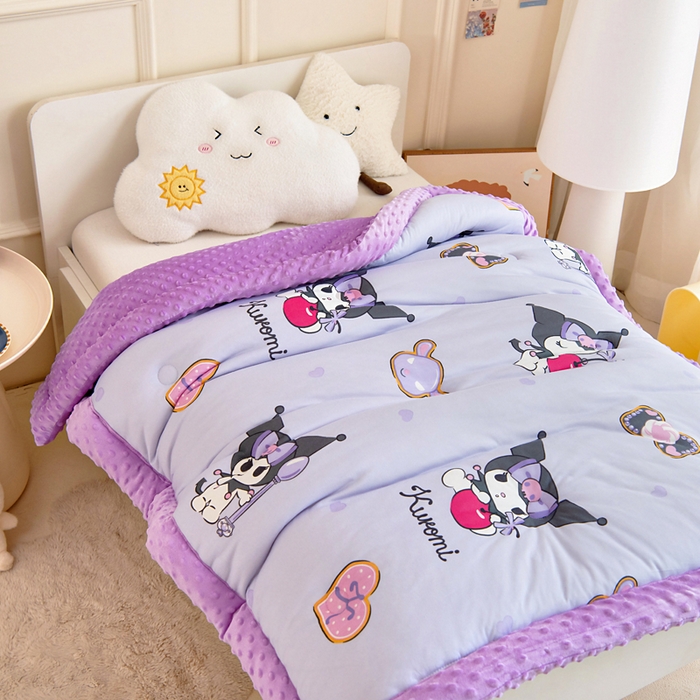 91家纺网 家纺一手货源 找家纺 乐秀家纺 2025新款A类三丽鸥针织棉豆豆被 带激光防伪吊牌 苹果库洛米