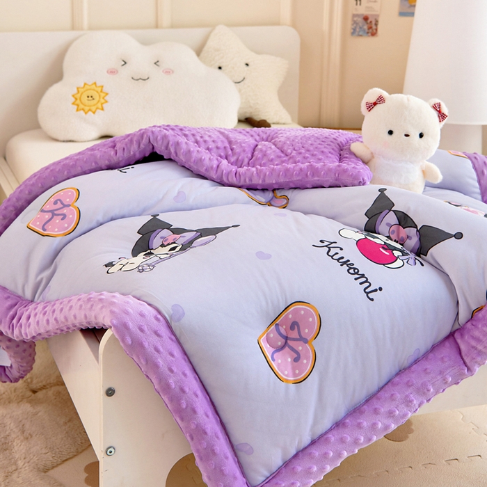 91家纺网 家纺一手货源 找家纺 乐秀家纺 2025新款A类三丽鸥针织棉豆豆被 带激光防伪吊牌 苹果库洛米