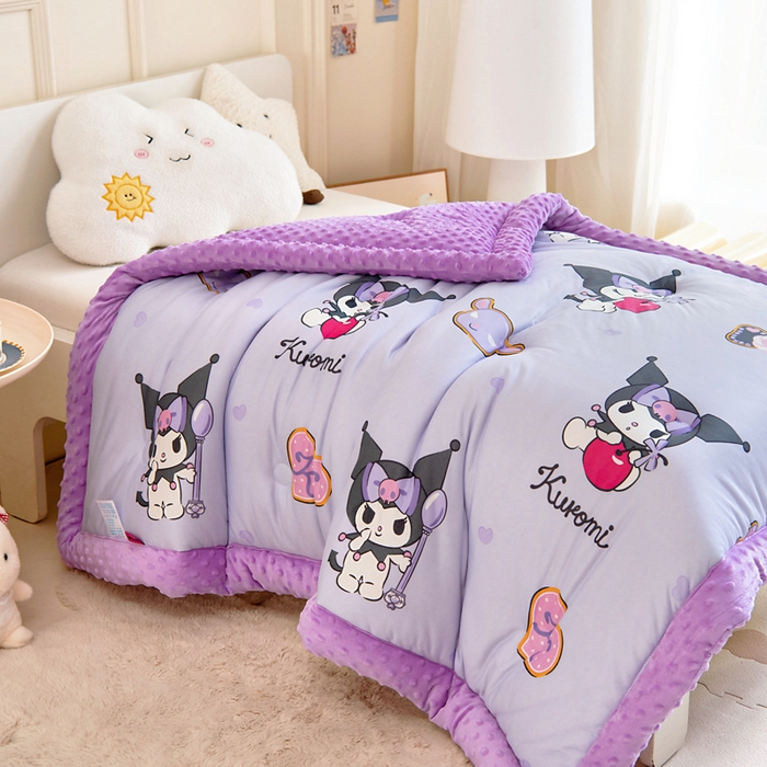 91家纺网 家纺一手货源 找家纺 乐秀家纺 2025新款A类三丽鸥针织棉豆豆被 带激光防伪吊牌 苹果库洛米