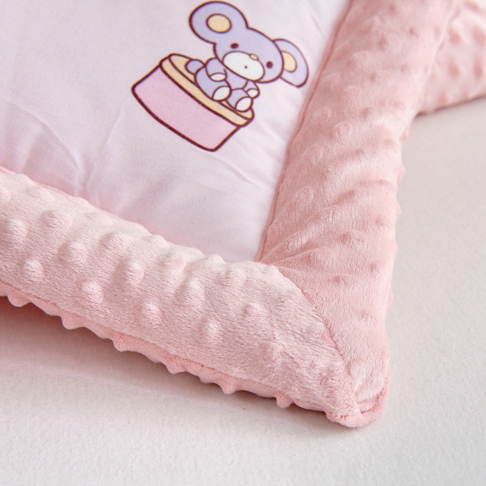 91家纺网 家纺一手货源 找家纺 乐秀家纺 2025新款A类三丽鸥针织棉豆豆被 带激光防伪吊牌 小熊美乐蒂