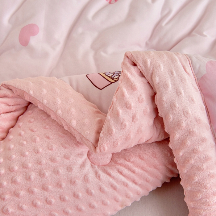 91家纺网 家纺一手货源 找家纺 乐秀家纺 2025新款A类三丽鸥针织棉豆豆被 带激光防伪吊牌 小熊美乐蒂