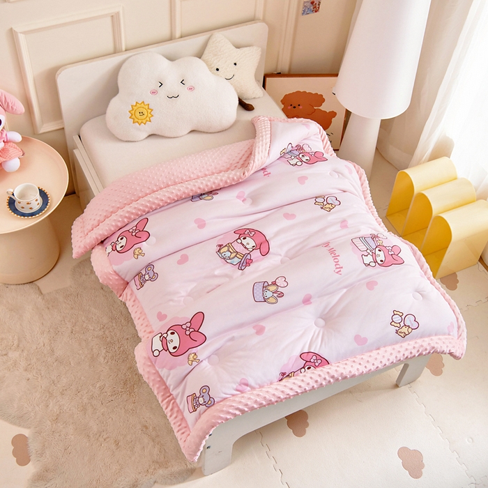 91家纺网 家纺一手货源 找家纺 乐秀家纺 2025新款A类三丽鸥针织棉豆豆被 带激光防伪吊牌 小熊美乐蒂