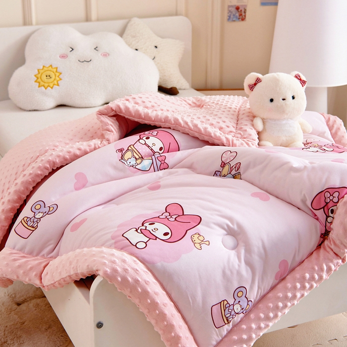 91家纺网 家纺一手货源 找家纺 乐秀家纺 2025新款A类三丽鸥针织棉豆豆被 带激光防伪吊牌 小熊美乐蒂