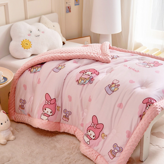 91家纺网 家纺一手货源 找家纺 乐秀家纺 2025新款A类三丽鸥针织棉豆豆被 带激光防伪吊牌 小熊美乐蒂