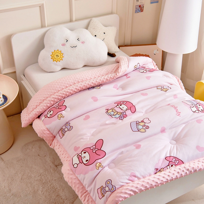 91家纺网 家纺一手货源 找家纺 乐秀家纺 2025新款A类三丽鸥针织棉豆豆被 带激光防伪吊牌 小熊美乐蒂