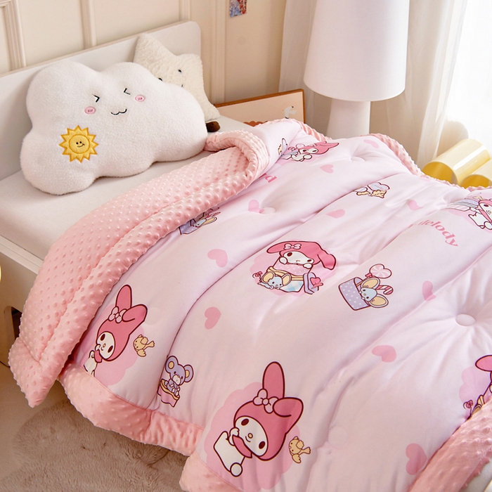 91家纺网 家纺一手货源 找家纺 乐秀家纺 2025新款A类三丽鸥针织棉豆豆被 带激光防伪吊牌 小熊美乐蒂