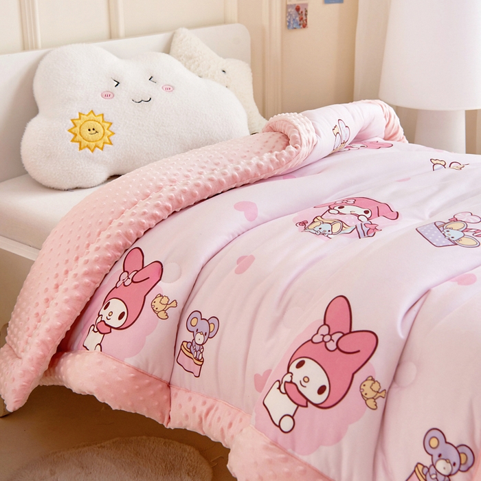 91家纺网 家纺一手货源 找家纺 乐秀家纺 2025新款A类三丽鸥针织棉豆豆被 带激光防伪吊牌 小熊美乐蒂