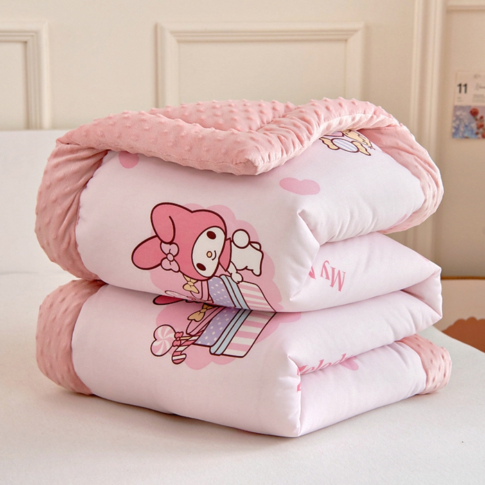 91家纺网 家纺一手货源 找家纺 乐秀家纺 2025新款A类三丽鸥针织棉豆豆被 带激光防伪吊牌 小熊美乐蒂