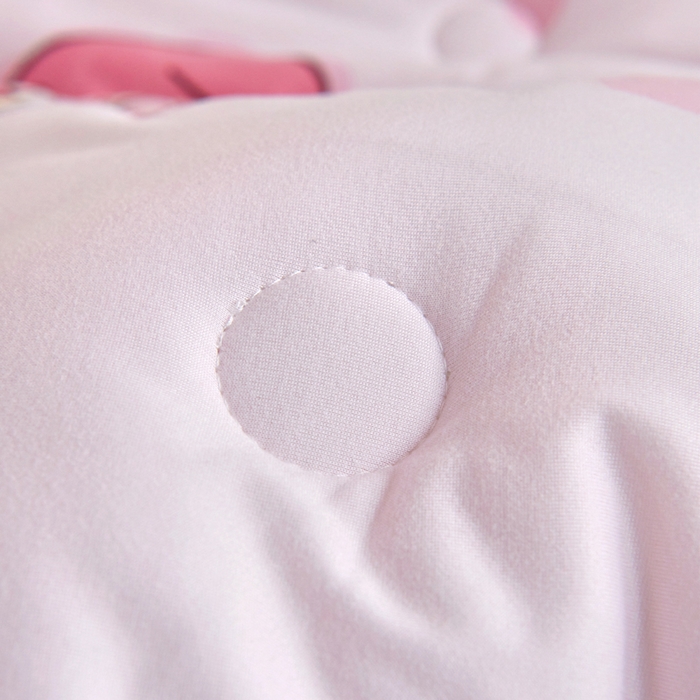 91家纺网 家纺一手货源 找家纺 乐秀家纺 2025新款A类三丽鸥针织棉豆豆被 带激光防伪吊牌 小熊美乐蒂