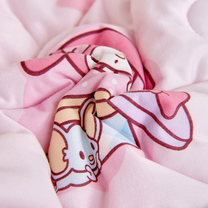 91家纺网 家纺一手货源 找家纺 乐秀家纺 2025新款A类三丽鸥针织棉豆豆被 带激光防伪吊牌 小熊美乐蒂