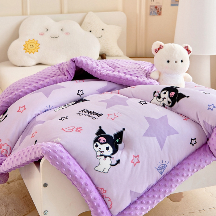 91家纺网 家纺一手货源 找家纺 乐秀家纺 2025新款A类三丽鸥针织棉豆豆被 带激光防伪吊牌 星星库洛米