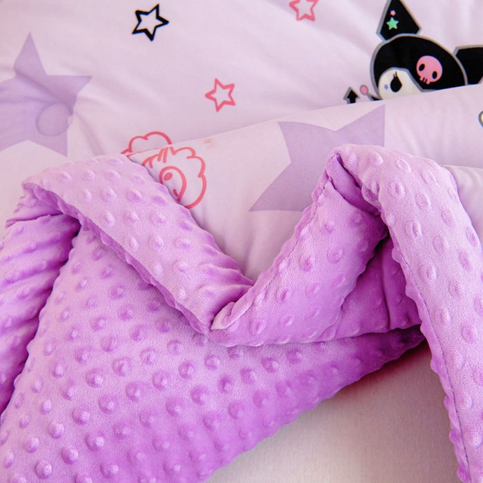 91家纺网 家纺一手货源 找家纺 乐秀家纺 2025新款A类三丽鸥针织棉豆豆被 带激光防伪吊牌 星星库洛米