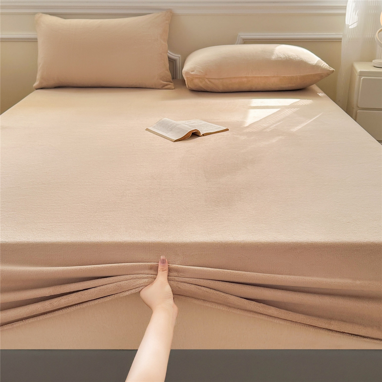 91家纺网 家纺一手货源 找家纺 佳笠家居 2025新款正宗250g全消光牛奶绒床笠 浅驼