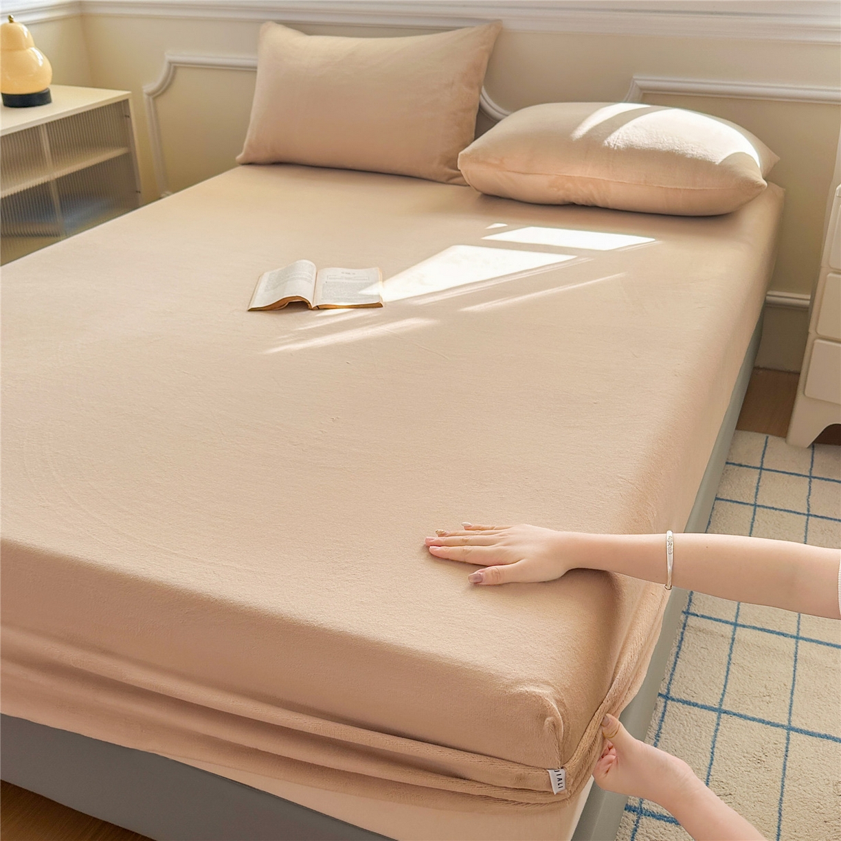 91家纺网 家纺一手货源 找家纺 佳笠家居 2025新款正宗250g全消光牛奶绒床笠 浅驼