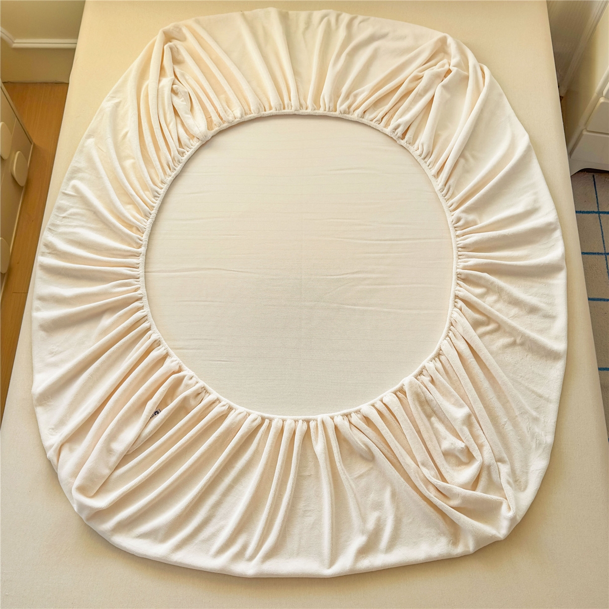 91家纺网 家纺一手货源 找家纺 佳笠家居 2025新款正宗250g全消光牛奶绒床笠 奶昔白